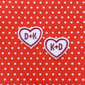 Conjunto de DOIS corações com iniciais. Corações bordados W 2". Patch de coração branco. Dois corações. Patches de coração. Passar a ferro, costurar.