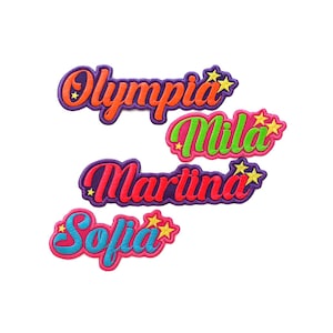Puede incluir: Cuatro parches bordados de colores con los nombres "Olympia", "Mila", "Martina" y "Sofia" en letra cursiva con estrellas amarillas.