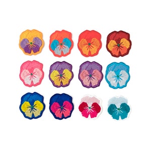 Könnte beinhalten: Zwölf gestickte Bügelbilder mit bunten Stiefmütterchen in verschiedenen Farbtönen von Rosa, Lila, Blau, Gelb, Orange und Rot.