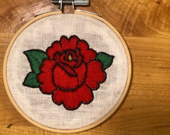 Bordado de rosa tradicional (rojo)