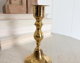 Portavelas cónico, candelabro de latón vintage, adorno dorado para repisa o mesa.