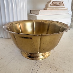 Brass Pedestal Bowl or Planter Tulip Shape, Vintage Gold Scalloped Plant Pot for Flowers or Plant, Mid Century Modern