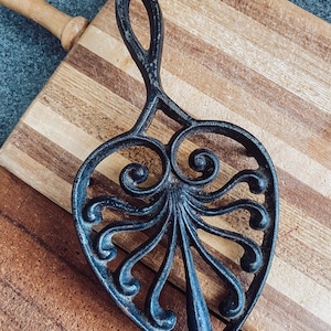 Vintage Cast Iron Footed Spear shaped Trivet, 1970s cast iron trivets,  antique hot pad, Iron Hot Plate, Vintage Kitchen decor, Home Decor