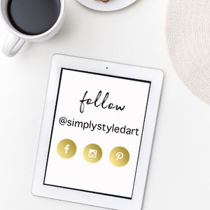 Op de afbeelding: Witte tablet met een zwarte rand waarop de tekst "follow @simplystyledart" staat met social media-iconen voor Facebook, Instagram en Pinterest.