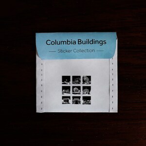 Puede incluir: Un sobre blanco con un encabezado azul que dice "Columbia Buildings - Sticker Collection". El sobre tiene una cuadr&iacute;cula de nueve im&aacute;genes en blanco y negro de edificios.