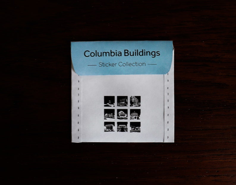 Puede incluir: Un sobre blanco con un encabezado azul que dice "Columbia Buildings - Sticker Collection". El sobre tiene una cuadr&iacute;cula de nueve im&aacute;genes en blanco y negro de edificios.