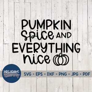 Peut inclure: Conception graphique de texte noir et blanc sur un fond de bois blanc. Le texte dit "Pumpkin Spice and Everything Nice" avec un contour noir d'une citrouille.