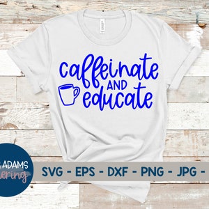 Puede incluir: Camiseta blanca con texto azul que dice "caffeinate and educate" con un gráfico de taza de café azul.
