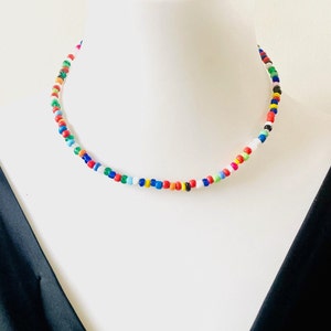 Veelkleurige kleurrijke handgemaakte ketting met kralen