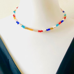 Handgemaakte veelkleurige kleurrijke kralenketting, zomerketting