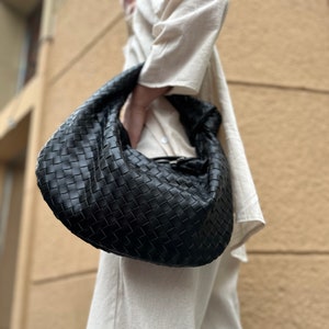 Black Woven Knot Bag for women Designer Inspired Vegan Leather Gift for Her Dumpling Minimalist Purse elegant Black Hobo Shoulder Bag is the perfect birthday gift for your mom or girlfriend. Crafted from high-quality vegan leather, hobo shoulder bag