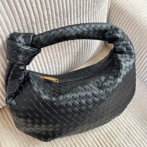 Sac à dumpling pour femme en noir Sac tressé noueux Sac à bandoulière souple avec fermeture à glissière en noir Cabas tendance hobo pochette d'été cadeau d'anniversaire pour maman image 7