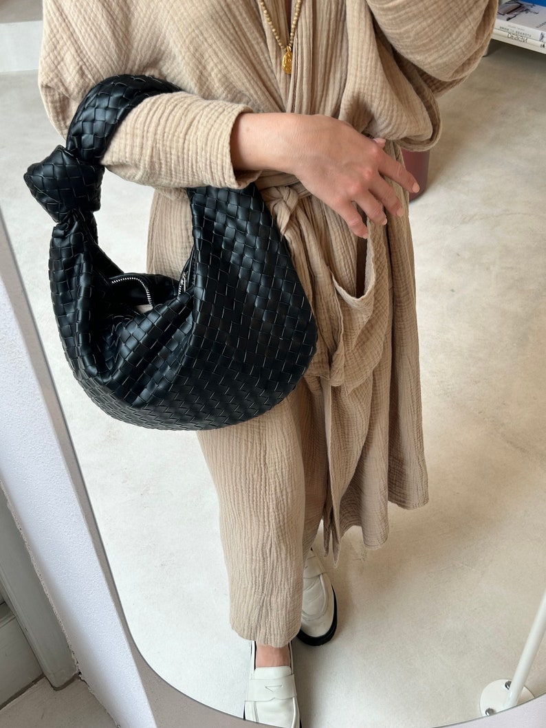 Sac à dumpling pour femme en noir Sac tressé noueux Sac à bandoulière souple avec fermeture à glissière en noir Cabas tendance hobo pochette d'été cadeau d'anniversaire pour maman image 9