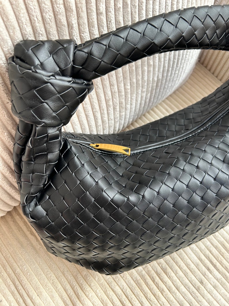 Sac à dumpling pour femme en noir Sac tressé noueux Sac à bandoulière souple avec fermeture à glissière en noir Cabas tendance hobo pochette d'été cadeau d'anniversaire pour maman image 6