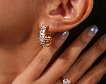 Elegant 18k Gold Hoops for Women - Medium Size Gold Hoops - Wedding Jewelry - Birthday Gift For Her - Versatile Gold Earrings - Classic Hoop
