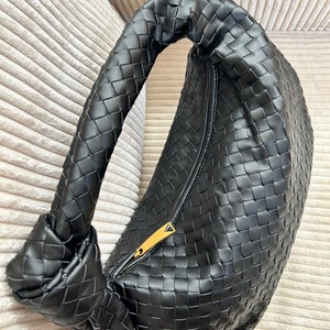 Sac à dumpling pour femme en noir Sac tressé noueux Sac à bandoulière souple avec fermeture à glissière en noir Cabas tendance hobo pochette d'été cadeau d'anniversaire pour maman image 3