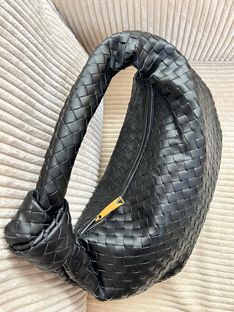 Sac à dumpling pour femme en noir Sac tressé noueux Sac à bandoulière souple avec fermeture à glissière en noir Cabas tendance hobo pochette d'été cadeau d'anniversaire pour maman image 3