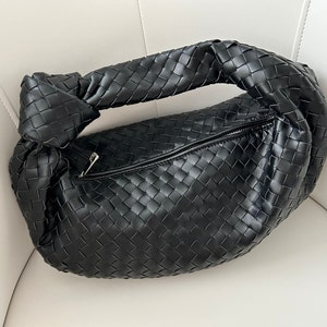 Vegan leather woven clutch bag in black colour. Large shoulder bag.Bottega Veneta Jodie.This elegant Black Hobo Shoulder Bag is the perfect birthday gift for the special women in your life, whether it's for your mom or girlfriend.