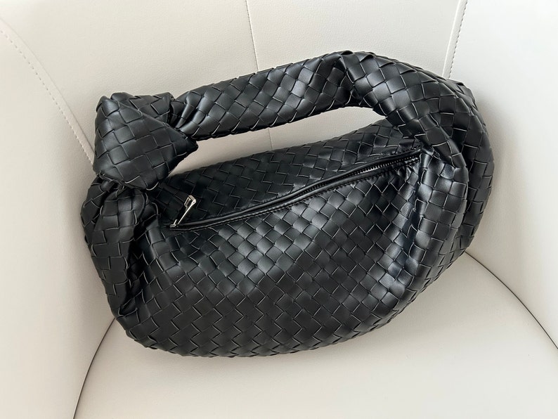 Vegan leather woven clutch bag in black colour. Large shoulder bag.Bottega Veneta Jodie.This elegant Black Hobo Shoulder Bag is the perfect birthday gift for the special women in your life, whether it's for your mom or girlfriend.