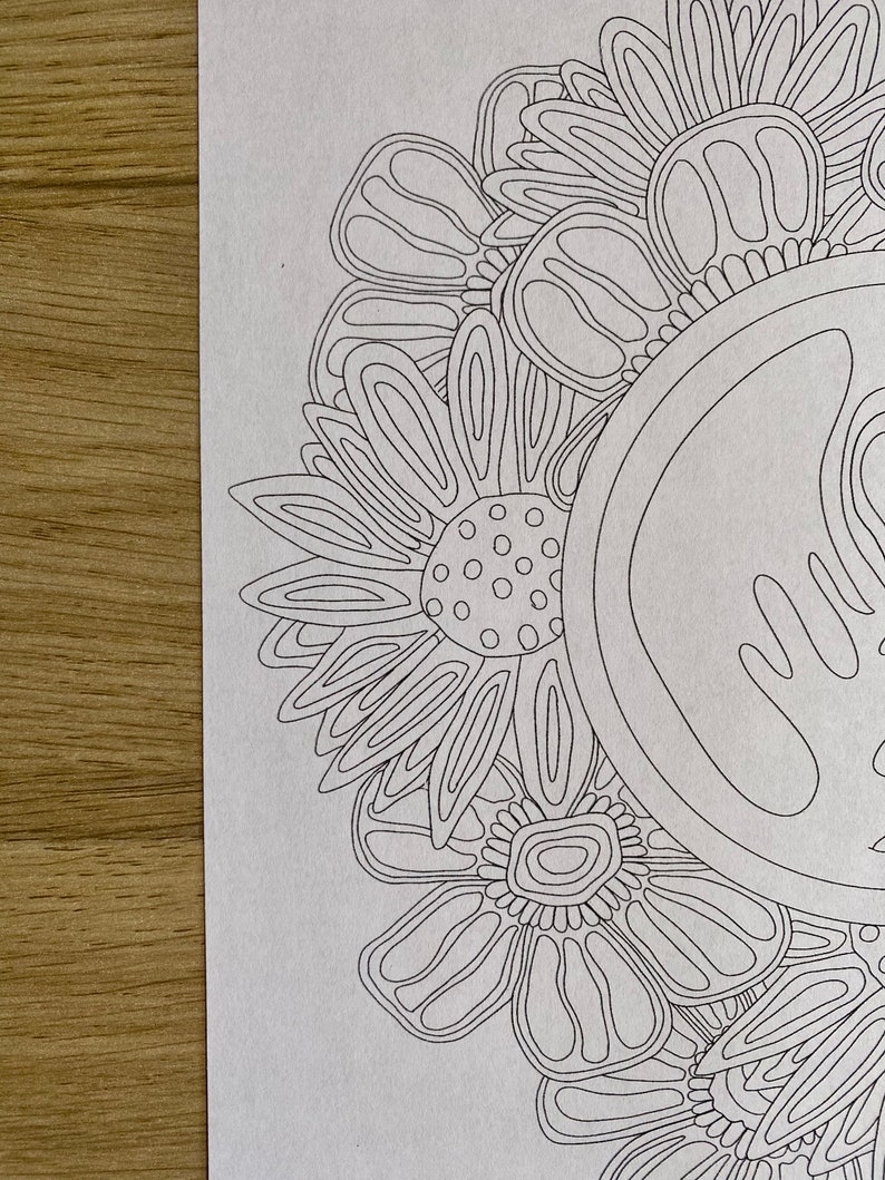 K&ouml;nnte beinhalten: Eine Schwarzwei&szlig;-Zeichnung eines Mandalas mit floralem Design. Das Mandala besteht aus mehreren sich &uuml;berlappenden Blumen mit filigranen Details.