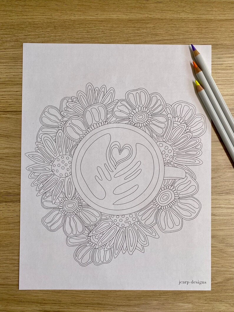 K&ouml;nnte beinhalten: Eine Schwarzwei&szlig;-Zeichnung einer Kaffeetasse mit floralem Design. Die Tasse hat ein herzf&ouml;rmiges Design im Schaum. Die Blumen sind stilisiert und haben einen verspielten Charakter. Der Text "jcarp designs" befindet sich am unteren Rand des Bildes.