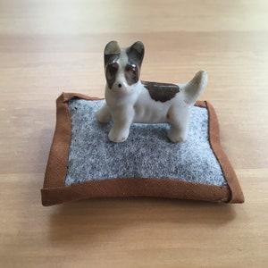 Lit pour chien et chat 2 x 2,75 pouces maison de poupée cousu main lit pour chien lit pour chat bord marron ou vert