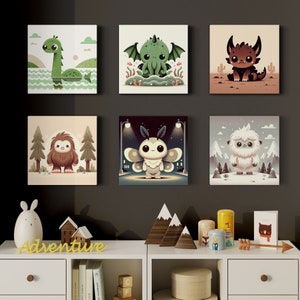 Op de afbeelding: Zes vierkante canvas prints met grillige illustraties van mythische wezens. De prints tonen een groene Loch Ness-monster, een groene en paarse Cthulhu, een bruine draak, een bruine Yeti, een witte mot en een bruine Bigfoot.
