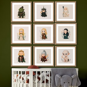 Puede incluir: Nueve ilustraciones enmarcadas de personajes de El Señor de los Anillos. Cada ilustración presenta un personaje diferente en un estilo de dibujos animados. Los personajes incluyen Gandalf, Frodo, Gollum, Aragorn, Legolas, Gimli y otros.