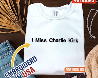 Sudadera con bordado "I Miss Charlie Kirk", cuello redondo minimalista.