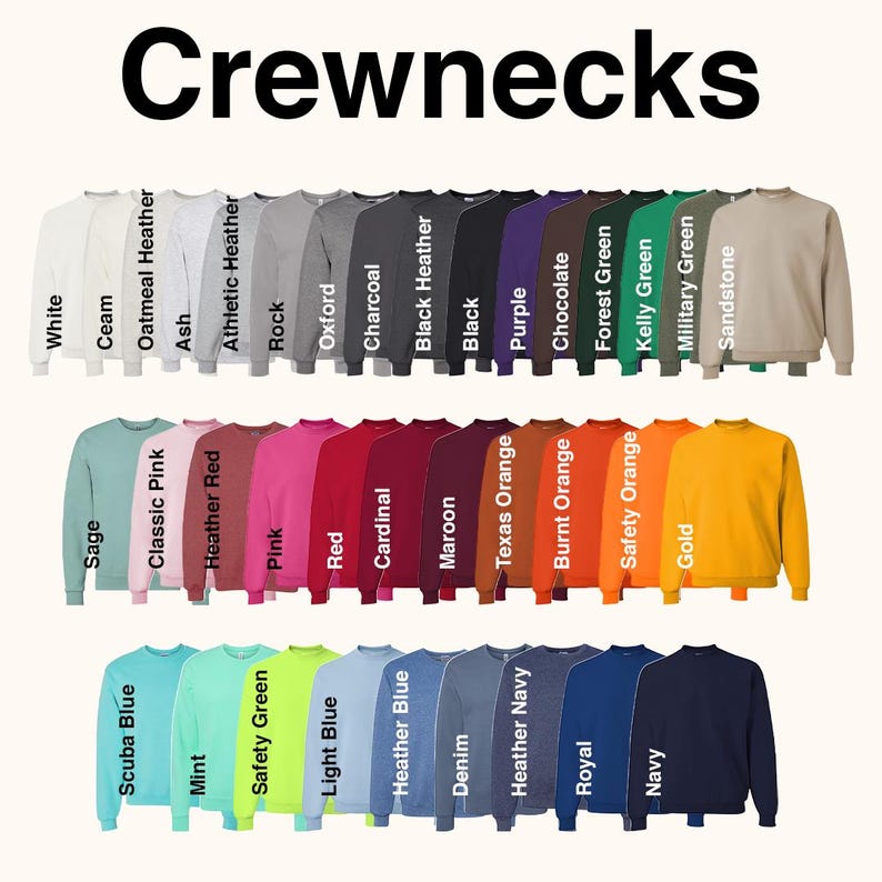 Puede incluir: Una variedad de sudaderas de cuello redondo en varios colores, incluyendo blanco, negro, morado y dorado. La palabra "Crewnecks" se muestra en letras negras grandes y en negrita en la parte superior de la imagen. Cada sudadera se muestra con su nombre de color.