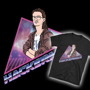 Könnte beinhalten: Ein schwarzes T-Shirt mit einer Grafik im Retro-Stil einer Person mit langen Haaren, die eine braune Jacke und eine Brille trägt. Die Grafik ist vor einem rosa Dreieck mit Galaxie-Hintergrund platziert und der Text "Hackerman" in einer Schriftart im Neon-Stil.