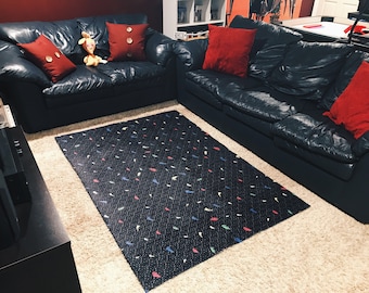 Tappeto in stile retrò realistico anni '90, ispirato a sale giochi e cinema.