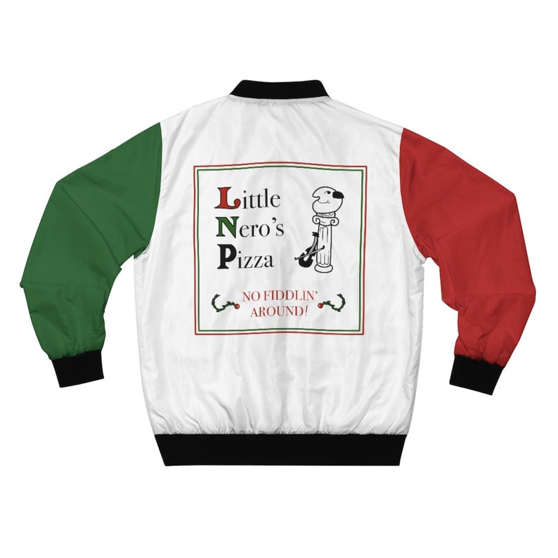 Pu&ograve; includere: Giacca bomber bianca con maniche verdi e rosse. Il retro presenta una grafica quadrata con la scritta "Little Nero's Pizza" e un personaggio dei cartoni animati. Anche la frase "NO FIDDLIN' AROUND!" &egrave; stampata.