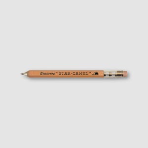 以下が含まれることがあります： 黒字で「Drawing STAR-CAMEL」と書かれた木製の鉛筆。鉛筆には銀色の金属バンドとピンク色の消しゴムが付いています。鉛筆は削られており、すぐに使用できます。