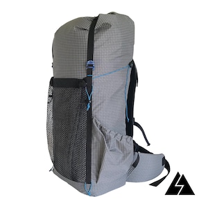 Puede incluir: Una mochila gris y negra con un bolsillo lateral de malla y detalles azules. La mochila tiene cierre de cremallera y correas ajustables.