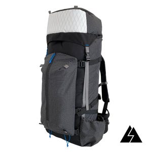 Könnte beinhalten: Ein schwarz-grauer Rucksack mit einem weißen und grauen gepolsterten Oberteil. Der Rucksack hat mehrere Gurte und Taschen.
