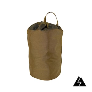 Peut inclure: Un sac à cordon de couleur marron avec un dessus en maille et une seule poignée. Le sac est fait d'un tissu résistant et possède une fermeture à glissière.