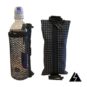 Puede incluir: Un porta botellas de agua de malla negra con una bolsa negra con cremallera. La bolsa tiene una cremallera negra y una correa negra. El porta botellas de agua está unido a la bolsa con una correa negra.