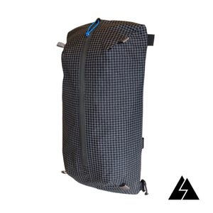 Puede incluir: Una mochila negra con un patrón de cuadrícula blanca y una cremallera azul. La mochila tiene un pequeño bolsillo en la parte delantera y una correa en el lateral.