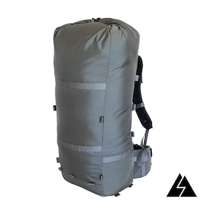 Puede incluir: Una mochila gris, ligera y duradera, con correas ajustables y un compartimento principal grande. La mochila está diseñada para actividades al aire libre y tiene una estética minimalista.