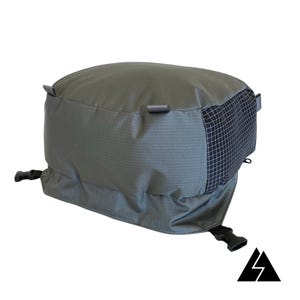 Op de afbeelding: Een grijze en zwarte rugzak met een mesh-paneel en verstelbare banden.