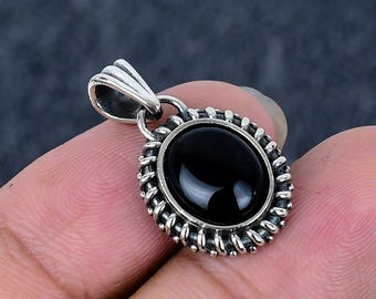 Colgante de ónix negro en plata oxidada: amuleto bohemio vintage hecho a mano