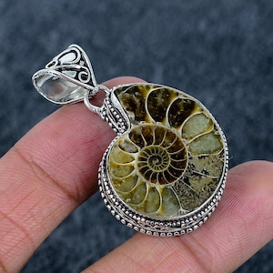 Oxiderat sterlingsilverammonitfossilhänge: Boho-smycken