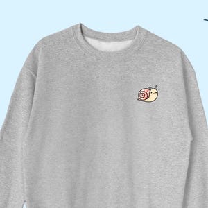 Schnecke Sweatshirt, Schnecke Symbol Pullover, süße Schnecke Rundhalsausschnitt, Schnecke Liebhaber Top Geschenk, langsamer Freund Süßes Geschenk, Schnecke langsamer Freund UNISEX SWEATSHIRT