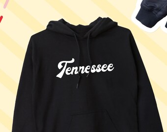 Könnte beinhalten: Schwarzer Kapuzenpullover mit dem Wort "Tennessee" in weißer Kursivschrift.