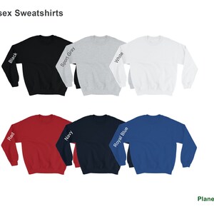 Puede incluir: Un conjunto de sudaderas unisex en varios colores, incluyendo negro, gris deportivo, blanco, rojo, azul marino y azul real. Cada sudadera tiene el nombre del color impreso en la manga en texto blanco.