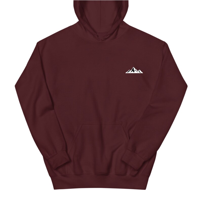 Op de afbeelding: Een bordeauxrode hoodie met een witte bergafbeelding op de linkerbovenborst. De hoodie heeft een capuchon met trekkoord en een kangoeroezak aan de voorkant. De stof ziet er zacht en comfortabel uit.