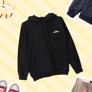 Op de afbeelding: Zwarte hoodie met een witte bergafbeelding op de borst. De hoodie heeft een capuchon met trekkoord en een voorzak. Gemaakt van zacht materiaal, geschikt voor casual wear.
