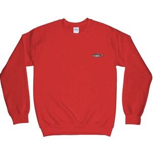 K&ouml;nnte beinhalten: Roter Pullover mit einem kleinen gestickten Fischdesign auf der Vorderseite.