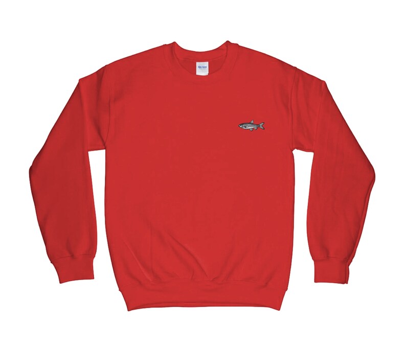 K&ouml;nnte beinhalten: Roter Pullover mit einem kleinen gestickten Fischdesign auf der Vorderseite.